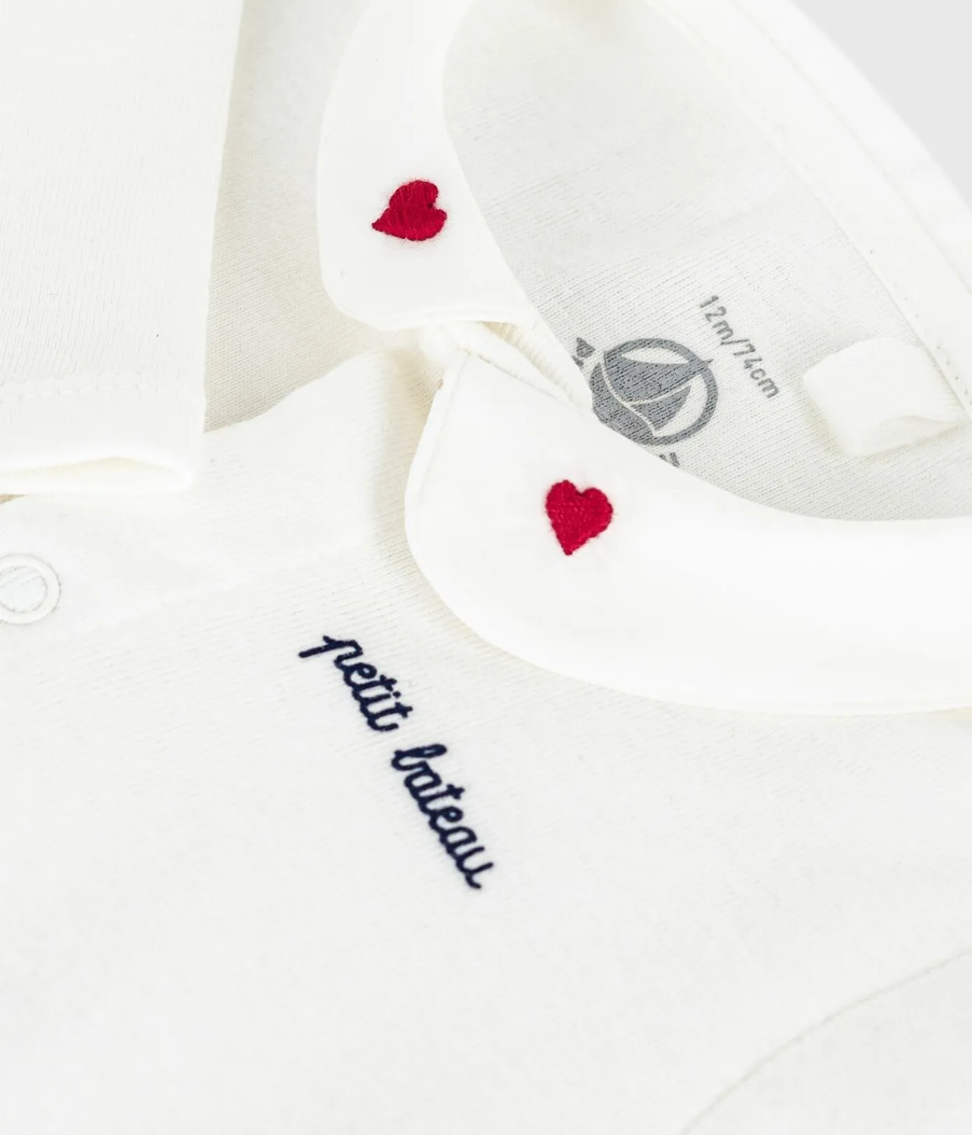 Petit Bateau T-Shirts, Oberteile|Newborn*Baby-Body mit besticktem Kragen und Schriftzug an der Brust weiss MARSHMALLOW/ROT