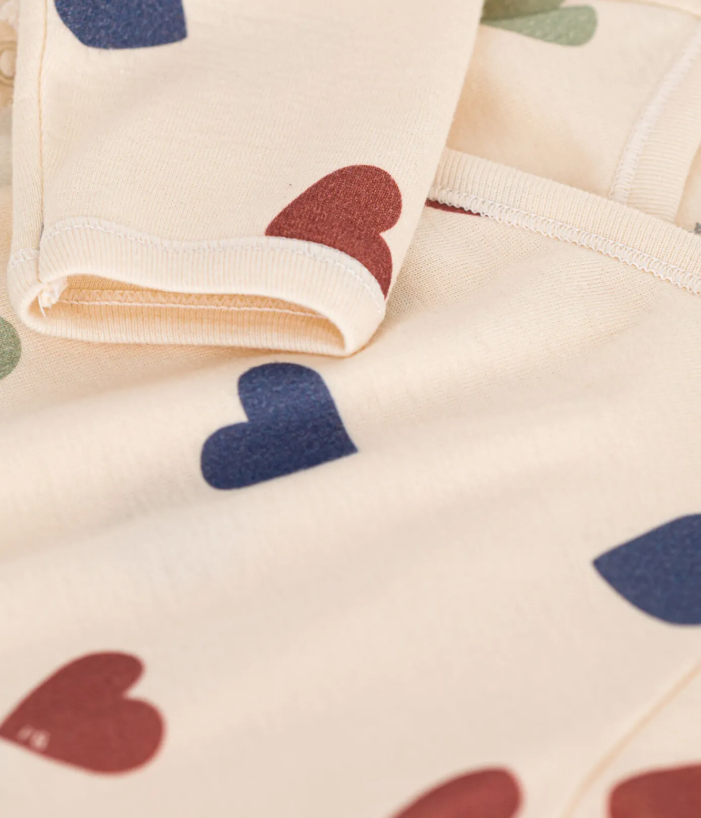Petit Bateau Schlafanzüge, Strampler|Newborn*Babypyjama mit Herzmotiv aus Baumwolle weiss AVALANCHE/ MULTICO
