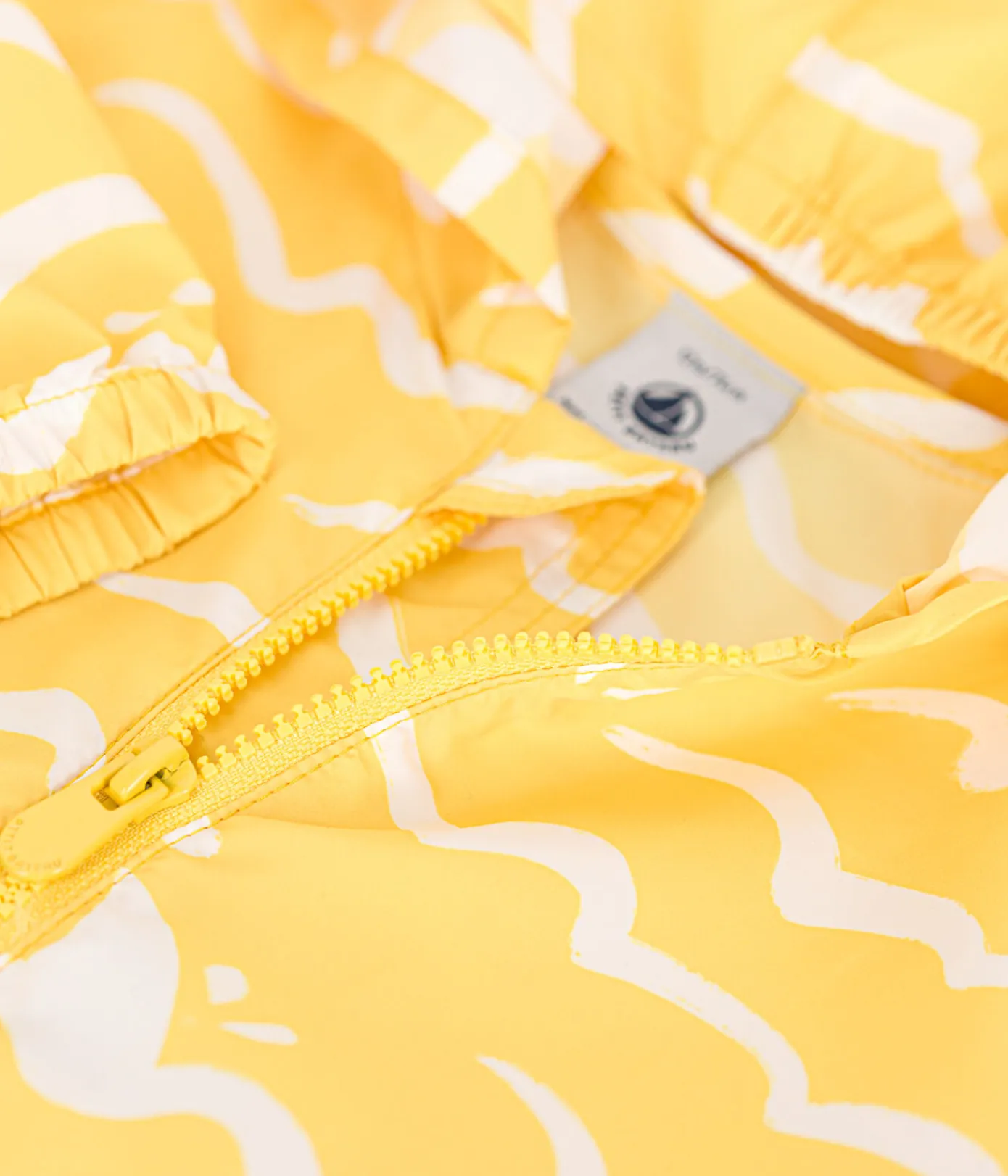 Petit Bateau Jacken, Anoraks*Baby-Windjacke mit UV-Schutz aus Polyester mit Haimotiven gelb ORGE/weiss MARSHMALLOW