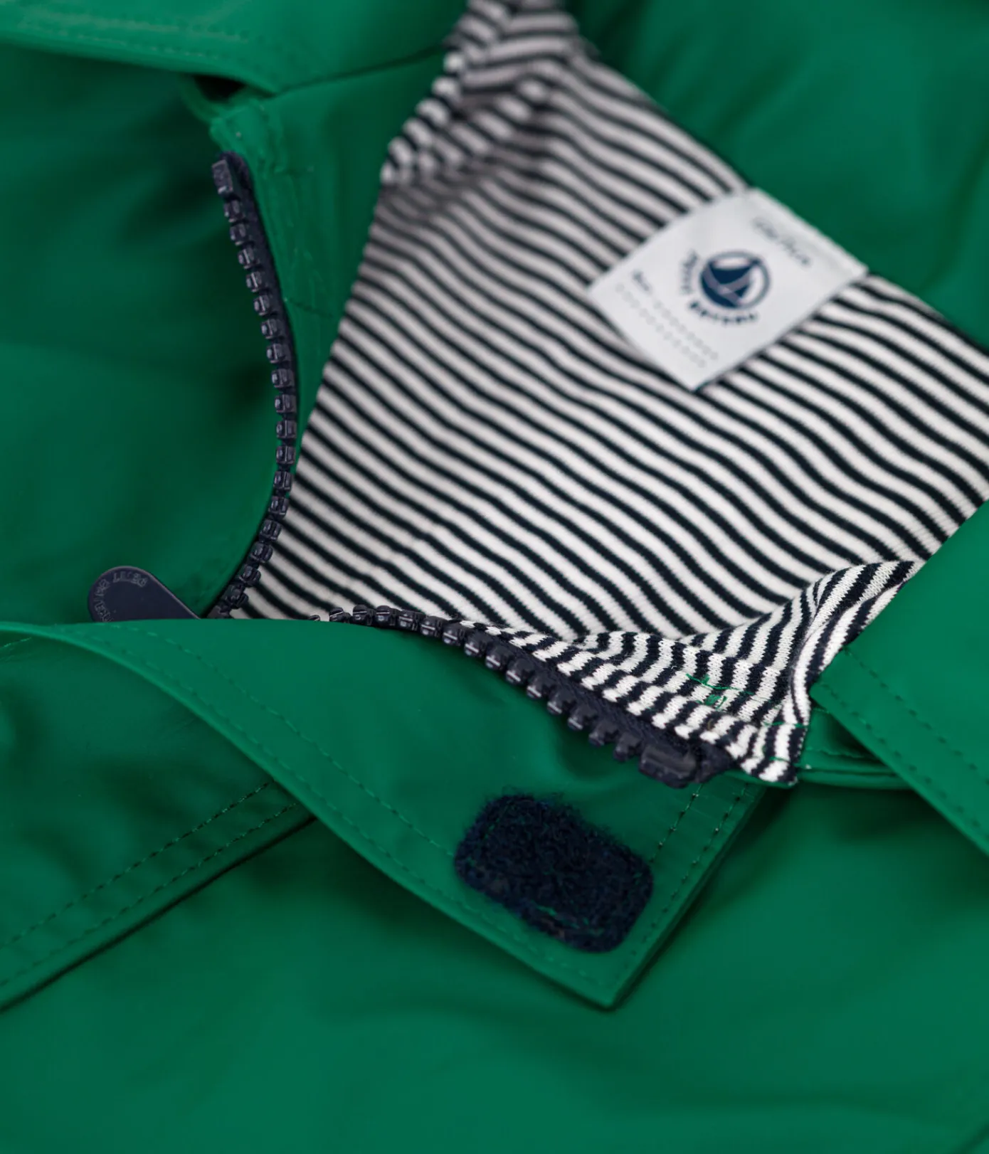 Petit Bateau Jacken, Anoraks*Ikonische Baby-Regenjacke grün JARDIN