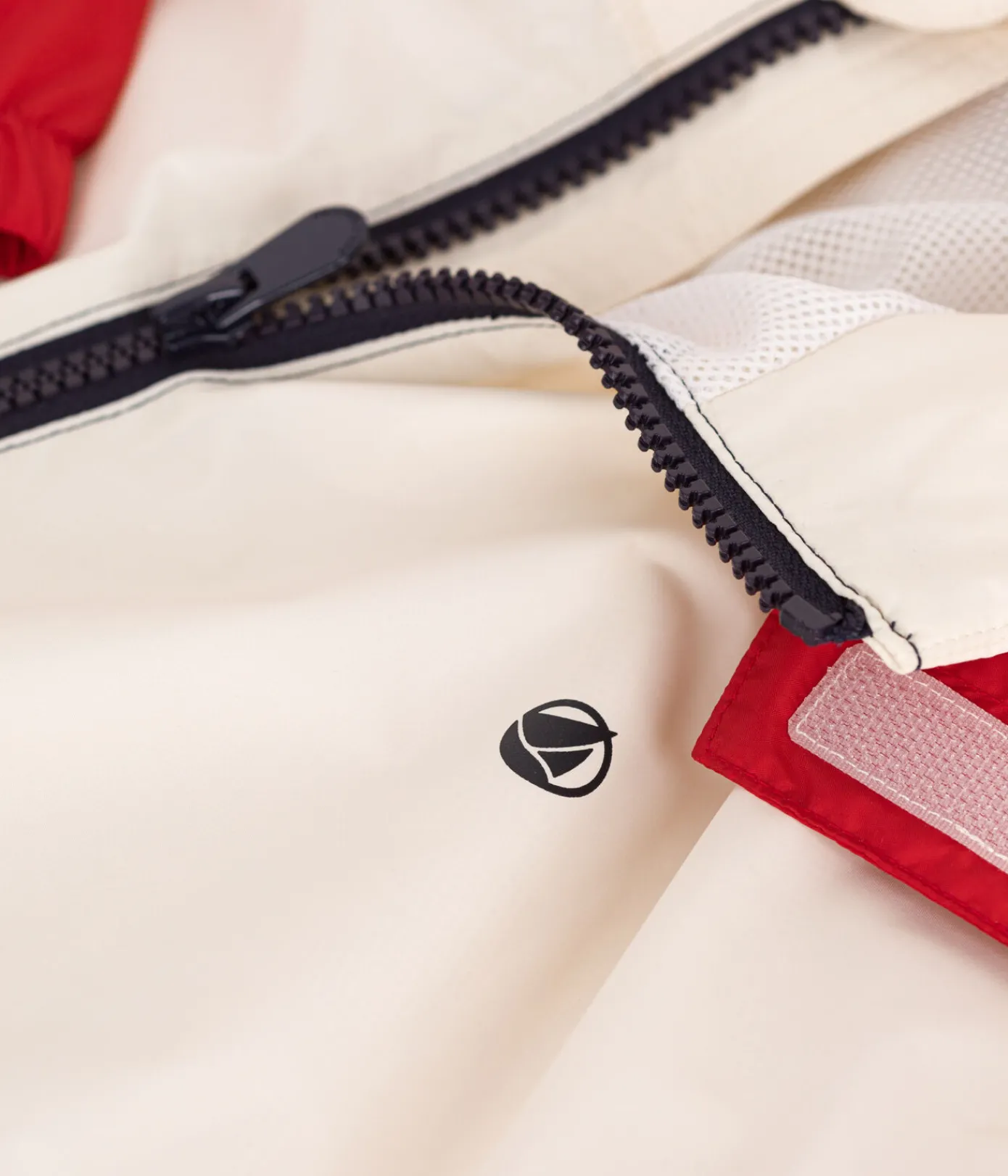 Petit Bateau Mäntel, Jacken, Regenjacken*Kinder-Regenjacke mit abnehmbarer Kapuze weiss AVALANCHE/ MULTICO