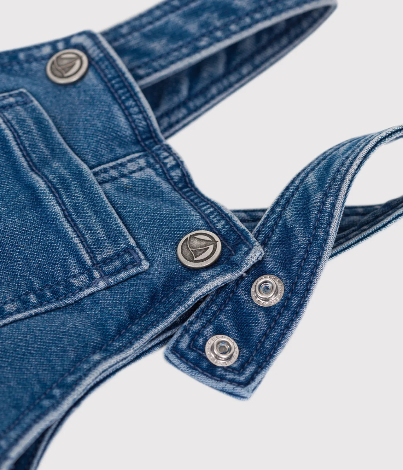 Petit Bateau Sets, Overalls & Latzhosen*Langbeinige Baby-Latzhose aus Jeansstoff mit Elastan. blau BLEU DELAVE