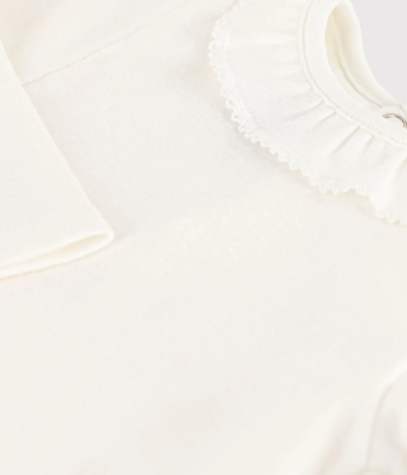 Petit Bateau T-Shirts, Oberteile*Langärmeliger Baby-Body aus Baumwolle mit Rüschenkragen weiss MARSHMALLOW