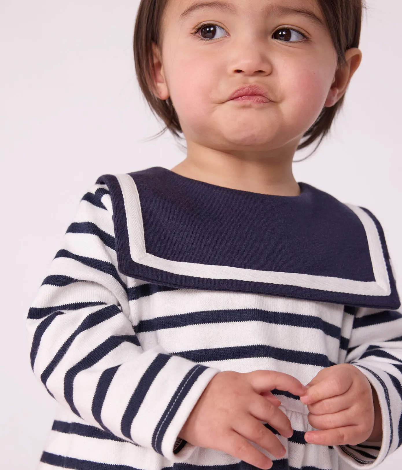Petit Bateau Kleider*Langärmeliges Baby-Kleid aus festem Baumwollstoff mit Matrosenstreifen weiss MARSHMALLOW/blau SMOKING
