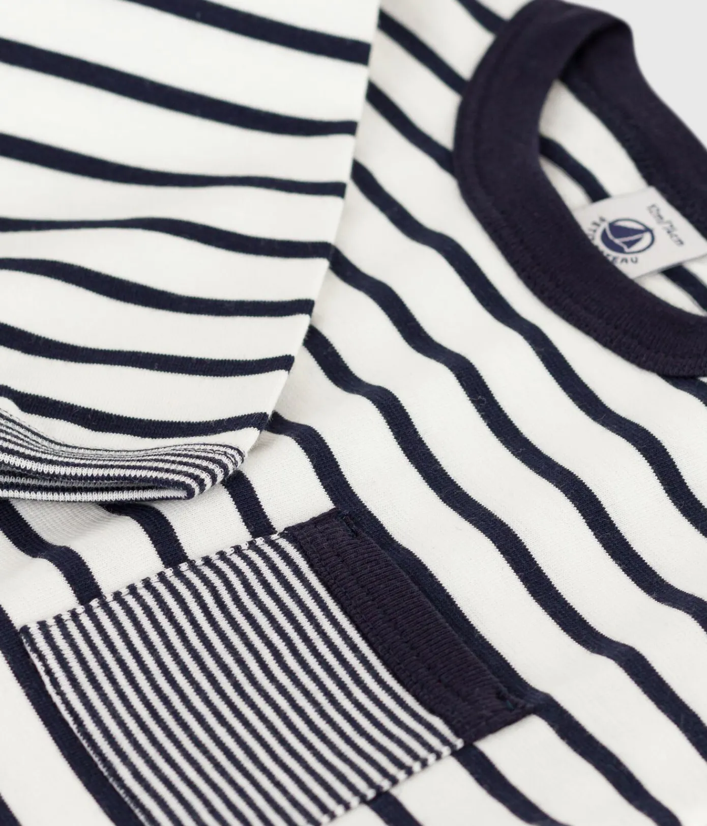 Petit Bateau T-Shirts, Oberteile*Langärmeliges Baby-T-Shirt aus Baumwolle mit Streifen weiss MARSHMALLOW/blau SMOKING